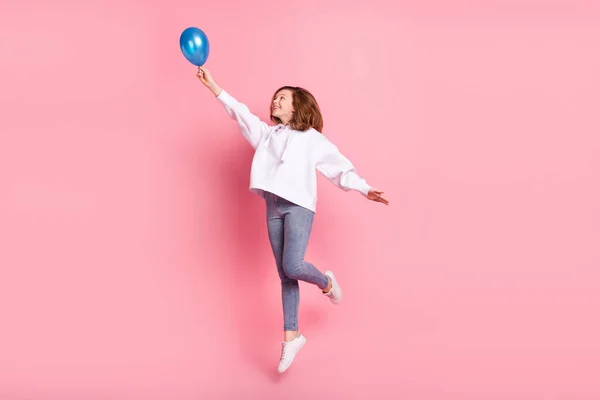 헬륨 풍선을 들고 핑크 색 파스텔 색 배경 위에 고립되어 있는 매력적 이고 쾌활 한 소녀의 전체 몸길이 사진 — 스톡 사진