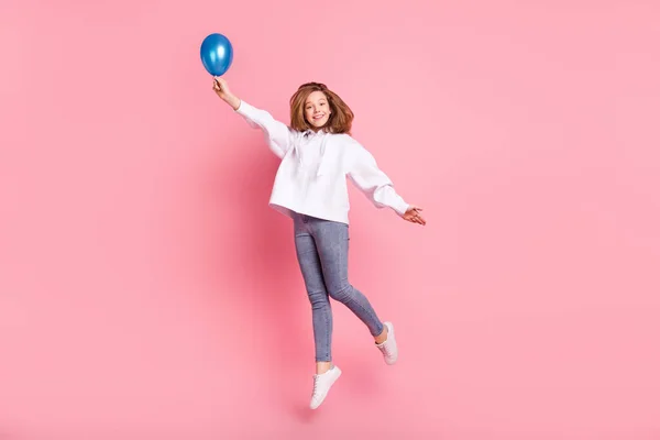 분홍색 파스텔 색 배경 위에 따로 떨어져 있는 헬륨 공을 가지고 재미있게 점프하는 매력적 인 쾌활 한 소녀의 전체 몸길이 사진 — 스톡 사진
