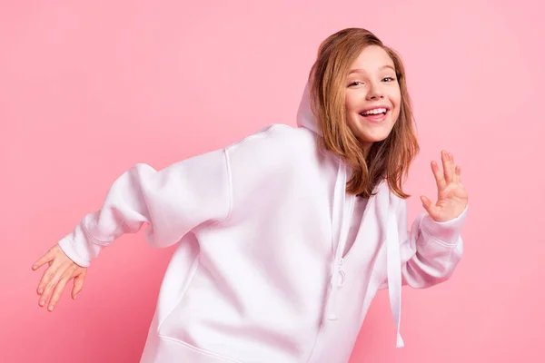 Φωτογραφία από χαριτωμένο γλυκό μικρό μαθητριούλα ντυμένο λευκό φούτερ χορό χαμογελώντας απομονωμένο ροζ φόντο χρώμα — Φωτογραφία Αρχείου