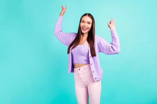 Foto de funky brilhante jovem mulher vestida roupas roxas dançando sorrindo isolado fundo cor teal — Fotografia de Stock