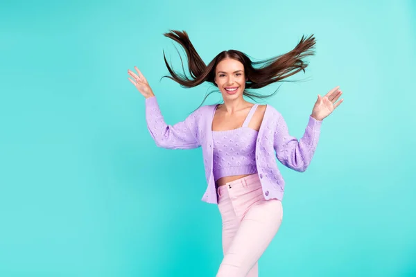 Фото збудженої надихаючої дами насолоджуйтеся безтурботним часом, коли вітер дме волоссям одягайте фіолетовий кардиган ізольований колір слізного фону — стокове фото