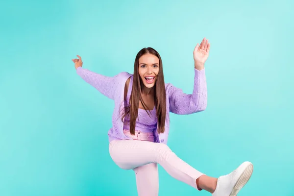 Foto de encantadora dulce joven dama usar traje violeta sonriente baile aislado color turquesa fondo — Foto de Stock