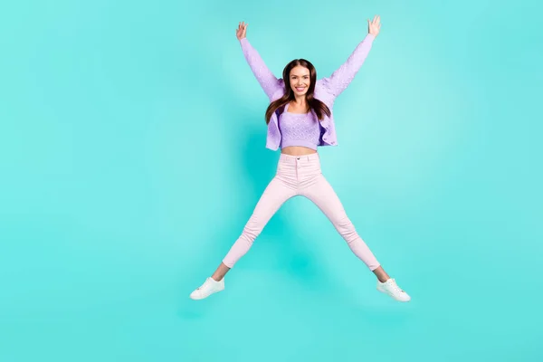 Фото збудженої солодкої молодої леді носить фіолетовий одяг, посміхаючись стрибаючи високо, як зірка ізольований бірюзовий кольоровий фон — стокове фото