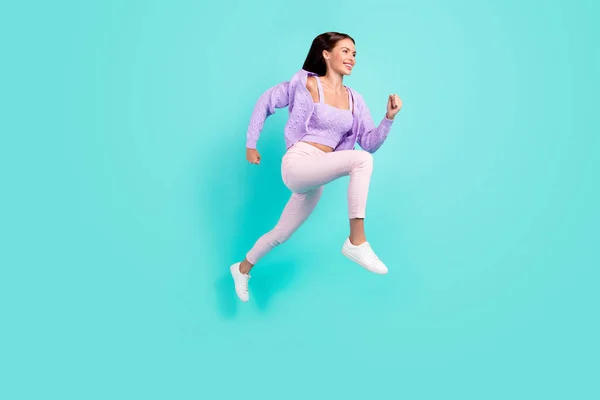 Perfil foto de esportivo ativo senhora salto correr espaço vazio desgaste roxo casaco isolado cor teal fundo — Fotografia de Stock