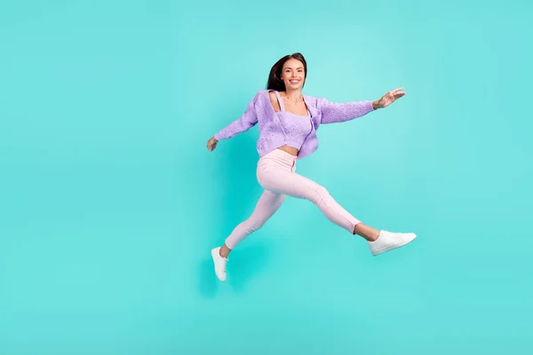 Foto de carrera de salto de dama deportiva inspirada despreocupada ir a usar pantalones de cárdigan púrpura zapatos aislados color turquesa fondo — Foto de Stock