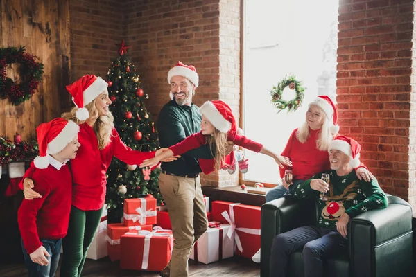 Фото друзей детства бабушки и дедушки пенсионера внуки мужа жены играть носить Санта-Клаус шляпа Ноэль в доме в помещении — стоковое фото