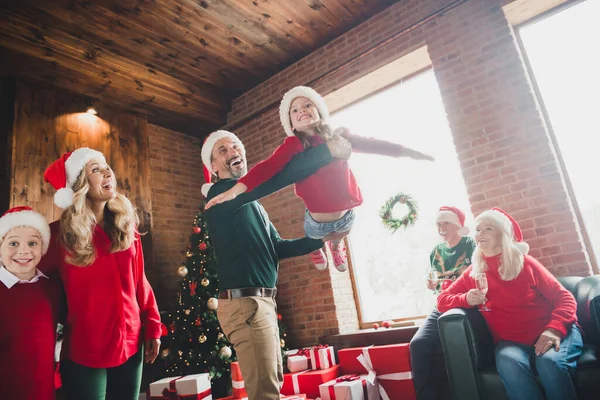 Фото друзей маленькие дети внуки пенсионера пенсионера пенсионеры бабушки и дедушки носить Санта-Клаус шляпу подарок Ноэль Рождество в помещении дома — стоковое фото