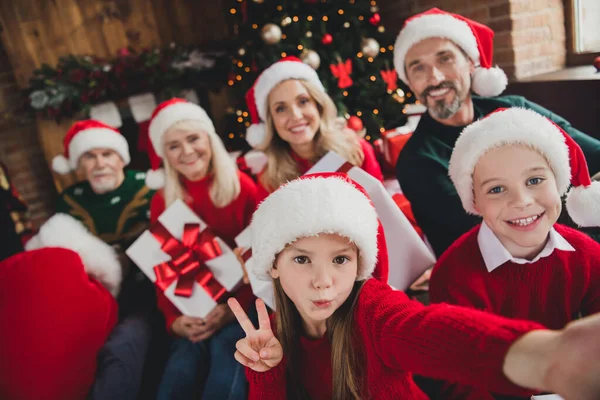 Arkadaşlarının, küçük çocukluk torunlarının, emeklilerin, emeklilerin, Noel Baba 'nın, Noel Baba' nın, Noel Baba 'nın, Noel Baba' nın ve Noel Baba 'nın fotoğrafları. — Stok fotoğraf