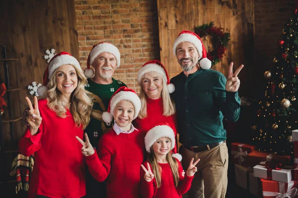 Foto de amigos da família pequena infância netos aposentado avós noel desgaste santa claus chapéu v-sinal xmas dentro de casa — Fotografia de Stock