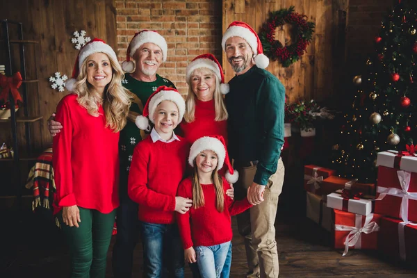 Çekici, neşeli bir ailenin portresi. Noel 'in ev içinde şapka taktığı bir gün. — Stok fotoğraf