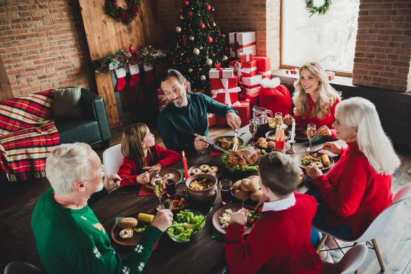Zdjęcie portret dużej pełnej rodziny z małymi dziećmi siedzącymi przy stole jedzącymi świąteczne dania na Boże Narodzenie z okazji ferii zimowych — Zdjęcie stockowe
