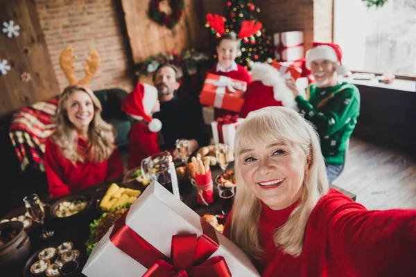 Självporträtt av attraktiv glad familj firar Eve Noel utbyta gåvor överraskning hemma loft hus inomhus — Stockfoto