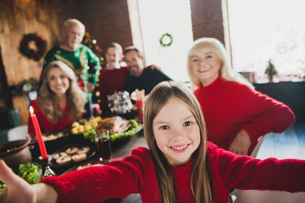 Autorretrato de atractivo anciano alegre familia esposa marido comiendo sabrosos platos divertidos día de Navidad en casa casa interior — Foto de Stock