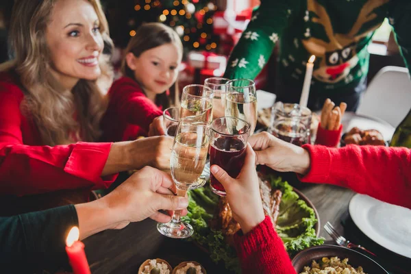 Ovanifrån av familjen firar semester tillsammans dricka champagne vid festligt bord äta välsmakande rätter — Stockfoto