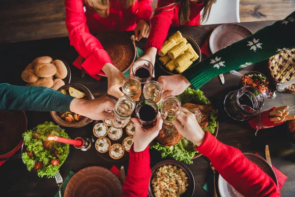 Vista superior da família celebrando férias de inverno juntos bebendo champanhe na mesa festiva — Fotografia de Stock