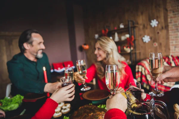 Foto porträtt om familjen firar nyår dricka vin champagne leende talande föräldrar — Stockfoto