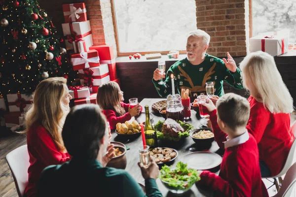 Retrato fotográfico de la familia entera escuchando al abuelo decir tostadas bebiendo champán en Navidad — Foto de Stock