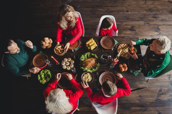 Boven hoge hoek uitzicht foto van vrienden kleine kindertijd kleinkinderen gepensioneerde grootouders noel paar harmonie x-mas binnen — Stockfoto