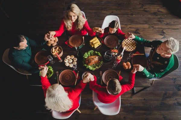 Bovenaanzicht foto portret van het hele gezin bidden voor het begin van de kerstmaaltijd — Stockfoto