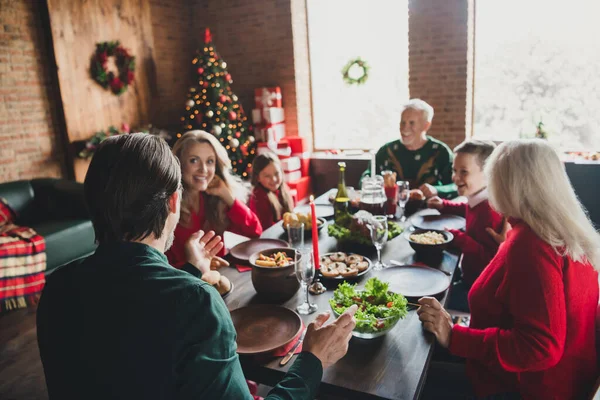 一緒に過ごす時間を食べる話クリスマステーブルに座っている家族の写真 — ストック写真