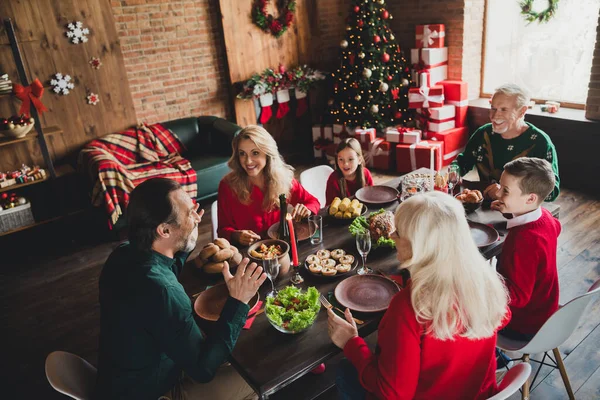 Photo portrait of family sitting at xmas table talking listening stories at home — Stock Photo, Image