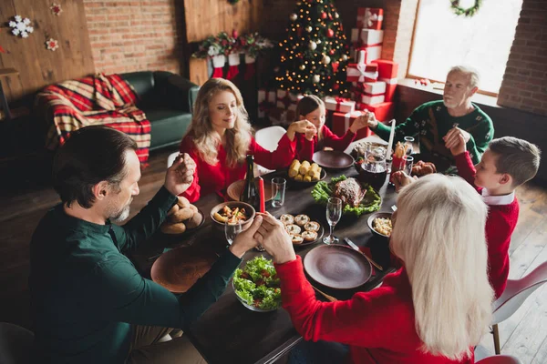 Fotó családi barátok kis gyermekkori unokák nyugdíjas nyugdíjas nagyszülők ül asztal noel harmónia karácsony ima beltéri házban — Stock Fotó