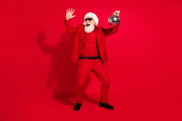 Funk pozitif Noel Baba 'nın resmi. Parıltılı top. Kırmızı arka planda güneş gözlüğü takın. — Stok fotoğraf