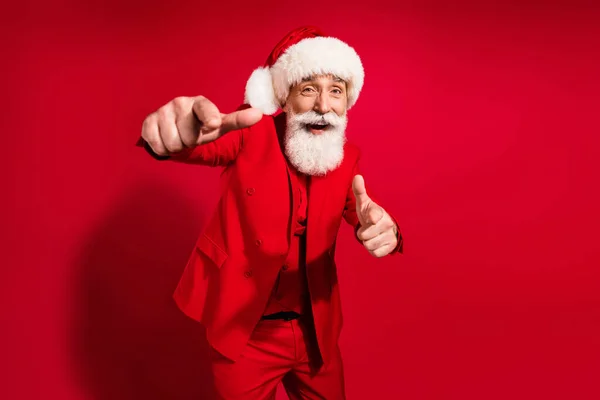 Foto van positieve koele oude gepensioneerde man wijzen vinger je koel goed humeur glimlach geïsoleerd op rode kleur achtergrond — Stockfoto