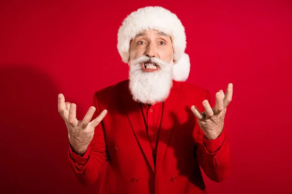 Kızgın agresif Noel Baba 'nın fotoğrafı. İş anlaşmazlığı var. Kırmızı arka planda x-mas şapka giyin. — Stok fotoğraf