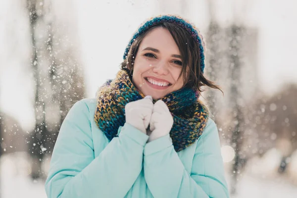 Foto von hübschen netten jungen süßen Frau tragen Schal Hut Schnee Tag Winterwetter im Park draußen — Stockfoto