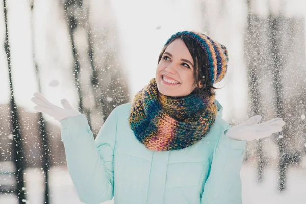 Foto von niedlichen glücklich schöne junge hübsche Dame aussehen Schnee fallen fangen Wochenende Dezember im Park draußen im Freien — Stockfoto