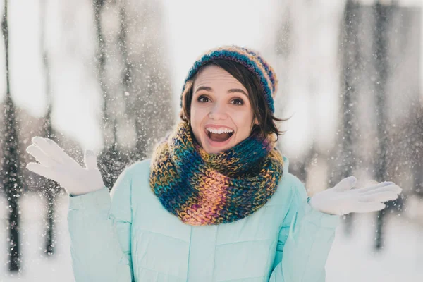 Foto de feliz alegre muito espantado jovem queda de neve mulher dezembro humor feliz no parque fora ao ar livre — Fotografia de Stock
