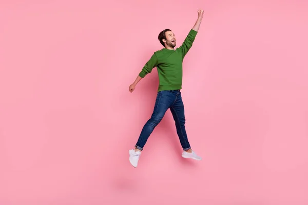 Ganzkörperporträt der unbeschwerten fröhlichen Person Arm heben Blick leeren Raum halten Regenschirm isoliert auf rosa Hintergrund — Stockfoto