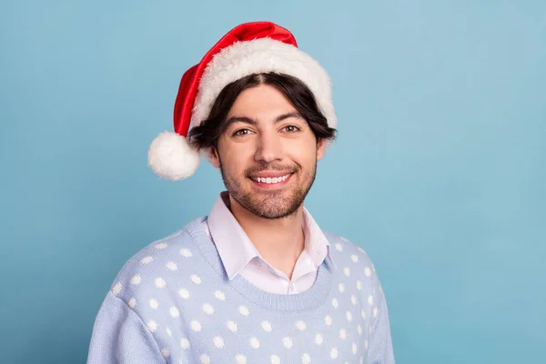 Foto de alegre jovem positivo homem feliz usar chapéu de Papai Noel bom humor xmas isolado no fundo de cor azul — Fotografia de Stock