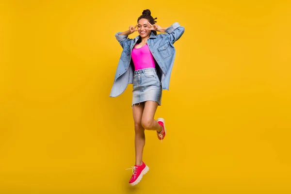 Foto em tamanho completo de jovem preto menina feliz sorriso positivo salto mostrar paz fresco v-sinal isolado sobre cor amarela fundo — Fotografia de Stock