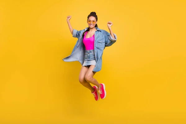 Full size foto van jonge opgewonden afro meisje gelukkig positieve glimlach sprong geïsoleerd over gele kleur achtergrond — Stockfoto