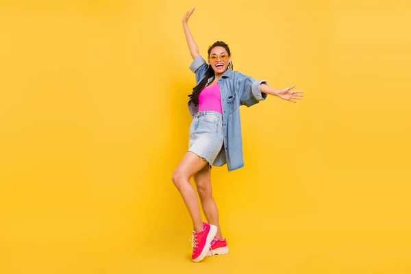 Full size profil strona zdjęcie młody podekscytowany afro dziewczyna szczęśliwy pozytywny uśmiech nosić dżinsy izolowane na żółtym tle kolor — Zdjęcie stockowe