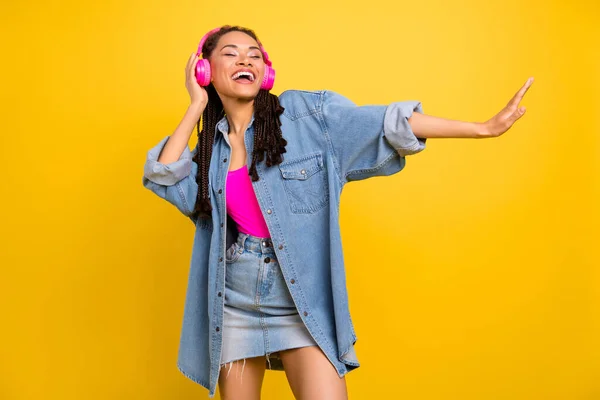 Fénykép fiatal vidám fekete lány boldog pozitív mosoly hallgatni zene fejhallgató elszigetelt sárga színű háttér — Stock Fotó