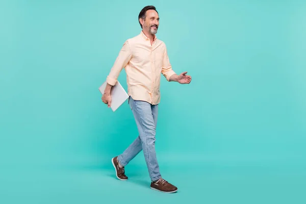 Pleine taille photo de l'âge de l'entreprise homme aller porter chemise jeans baskets isolé sur fond de couleur sarcelle — Photo