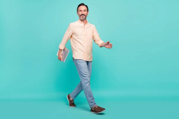 Pleine longueur photo de travail âge homme aller porter chemise jeans baskets isolé sur fond de couleur sarcelle — Photo