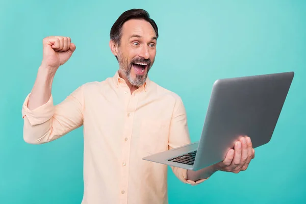 Φωτογραφία από hooray ώριμος άνθρωπος γροθιά ματιά laptop φορούν ροδακινί πουκάμισο απομονώνονται σε teal φόντο χρώμα — Φωτογραφία Αρχείου