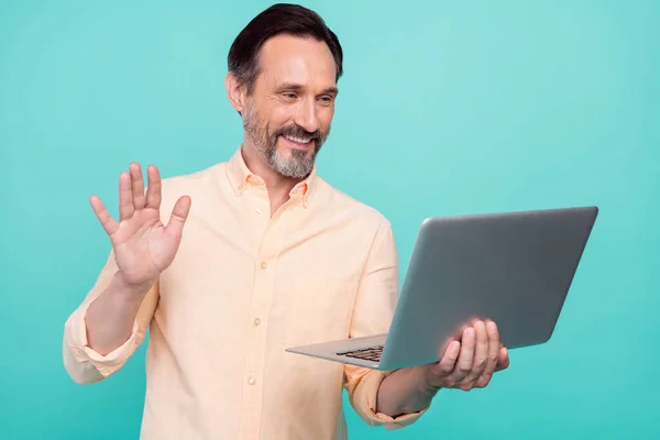 Foto av gott humör positiv affärsman talar online möte konferens hålla laptop isolerad på teal färg bakgrund — Stockfoto