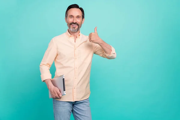 Bild av bra humör karismatisk affärsman visa tummen upp feedback håll tabletten isolerad på teal färg bakgrund — Stockfoto