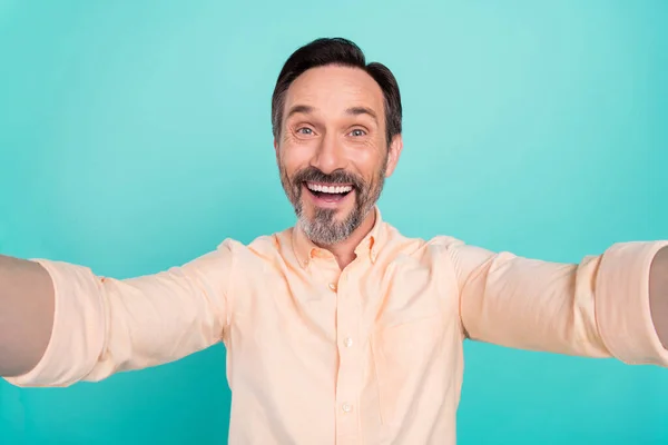 Foto van vrolijke positieve jonge volwassen man nemen selfie lachende stomatologie behandeling geïsoleerd op turquoise kleur achtergrond — Stockfoto