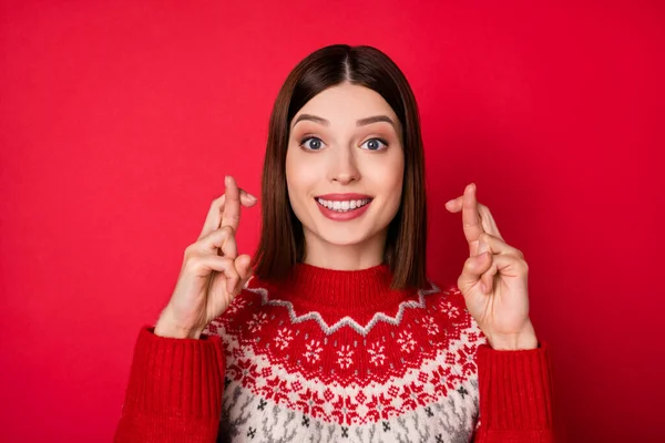Φωτογραφία από νευρικό γοητευτικό νεαρή γυναίκα ντυμένος εκτύπωση πουλόβερ χαμογελώντας δάχτυλα σταυρωμένα απομονωμένο κόκκινο χρώμα φόντο — Φωτογραφία Αρχείου