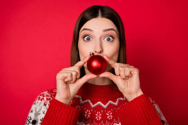 Foto de mulher muito impressionado jovem vestido impressão pulôver Natal decoração tampa lábios isolado cor vermelha fundo — Fotografia de Stock