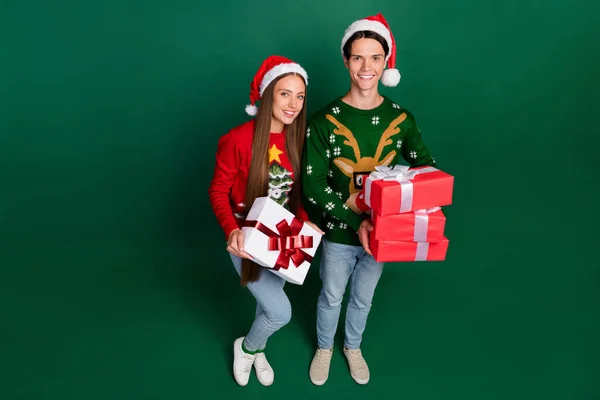 Topo acima vista foto do casal positivo preparar troca de presentes chapéu de desgaste pulôver feio isolado fundo cor verde — Fotografia de Stock