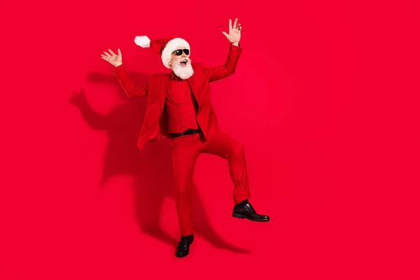 Çılgın dikkatsiz Noel Baba dansının fotoğrafı boş görünüyor. Kırmızı arka planda güneş gözlüğü takın. — Stok fotoğraf