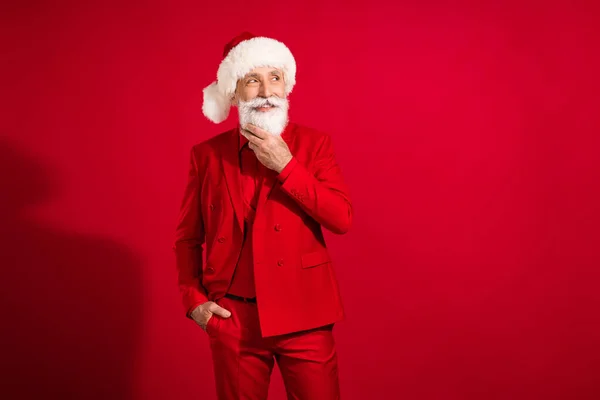Akıllı Noel Baba 'nın fotoğrafı. Çene boş görünüyor. Fikirlerin kırmızı arka planda x-mas şapka giydiğini düşün. — Stok fotoğraf