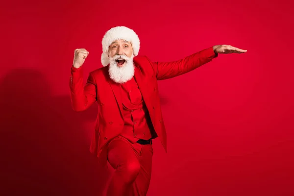 Noel Baba 'nın resmi. Boş yer ölçümü. Satışı kutlamak için kırmızı arka planda X-mas şapka giyin. — Stok fotoğraf